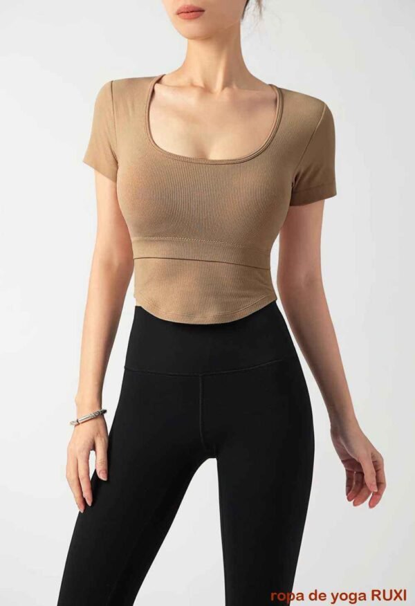 Prendas de yoga de diseño elegante para mujeres activas