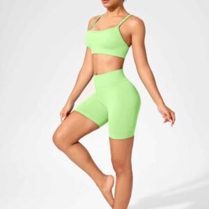 Sujetador deportivo con tirantes ajustables con velcro.